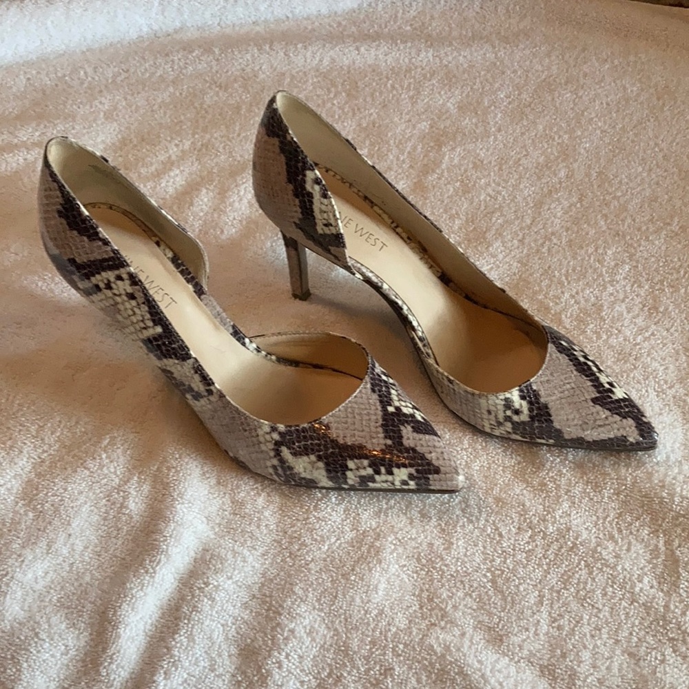 Beautiful leather snake print pumps